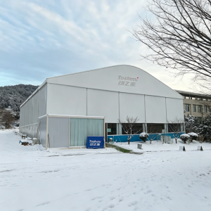 Toshimi fully closed aluminum padel court tent demonstrating heavy snow load resistance in extreme winter weather conditions.